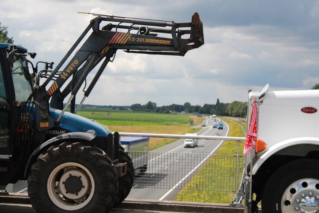 Truckers en boeren protesteren op viaduct