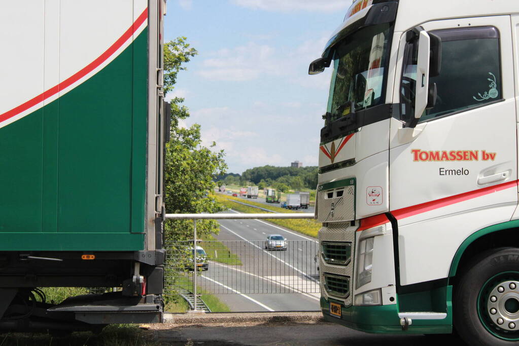 Truckers en boeren protesteren op viaduct
