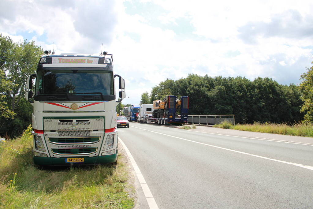 Truckers en boeren protesteren op viaduct