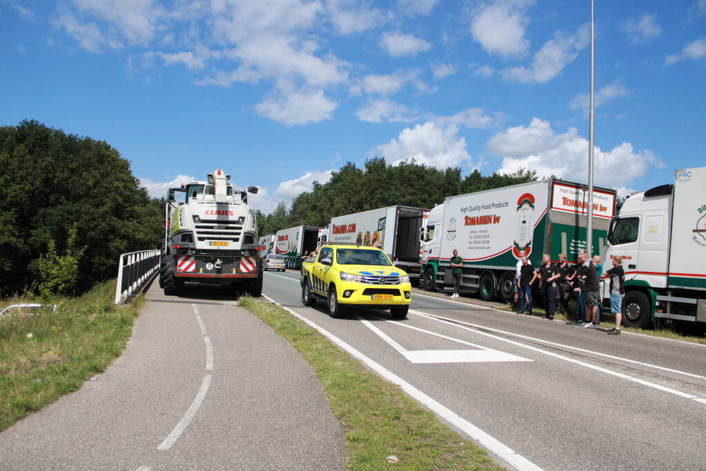 Truckers en boeren protesteren op viaduct