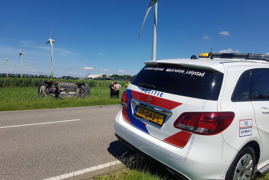 Auto belandt op zijn kant
