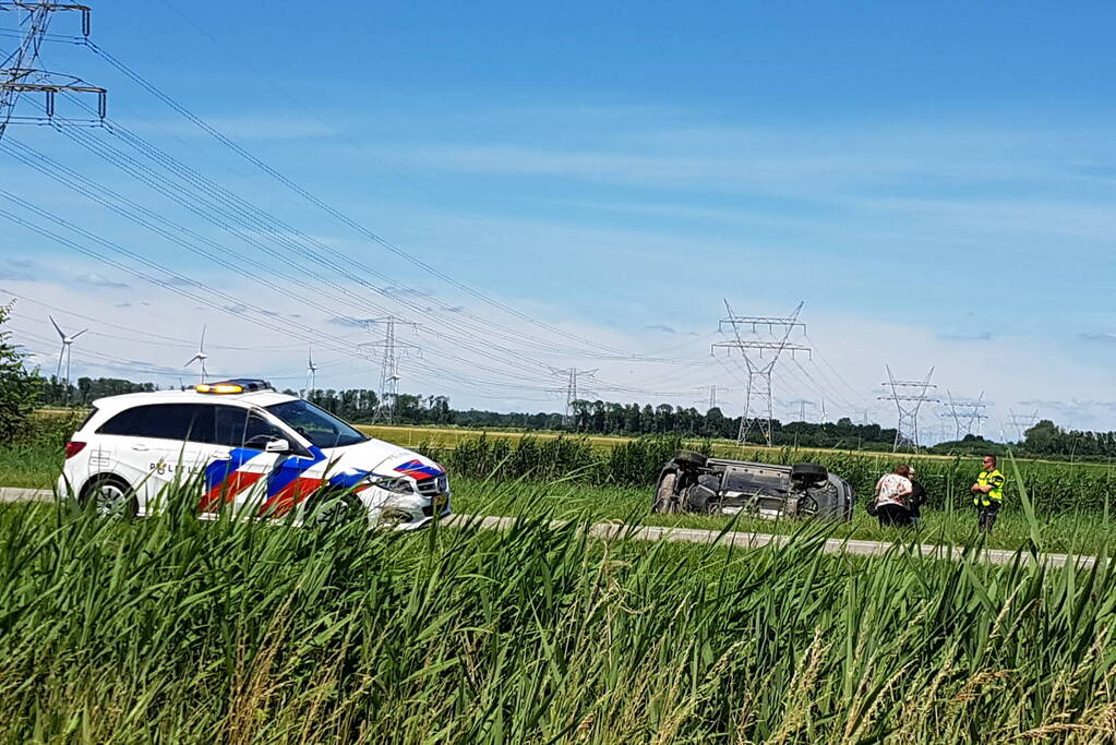 Auto belandt op zijn kant