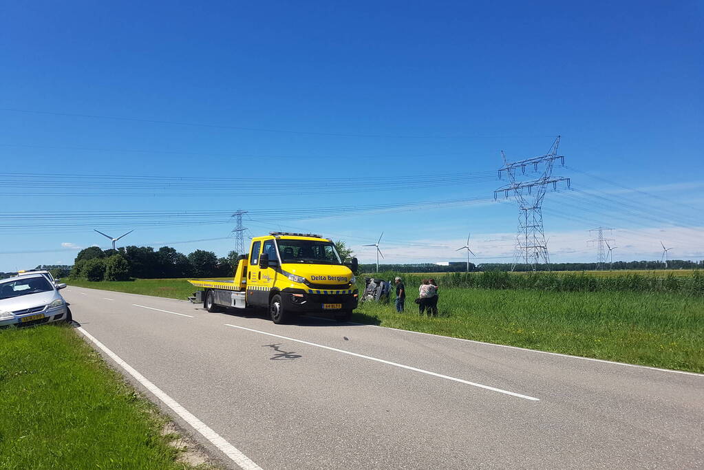 Auto belandt op zijn kant