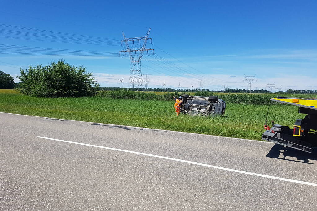 Auto belandt op zijn kant