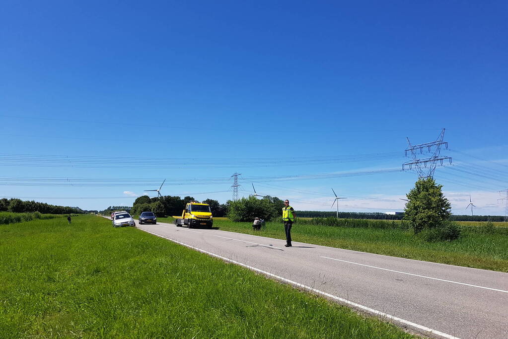 Auto belandt op zijn kant