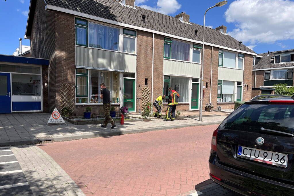 Gaslekkage in voortuin van woning