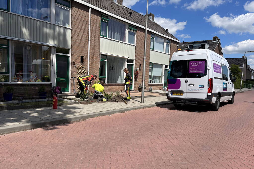 Gaslekkage in voortuin van woning