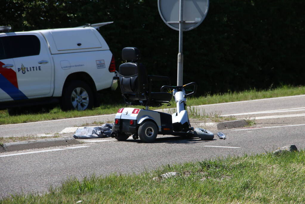 Overstekende scootmobiel aangereden door vrachtwagen