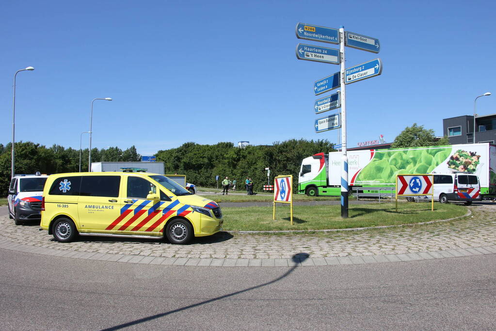 Overstekende scootmobiel aangereden door vrachtwagen