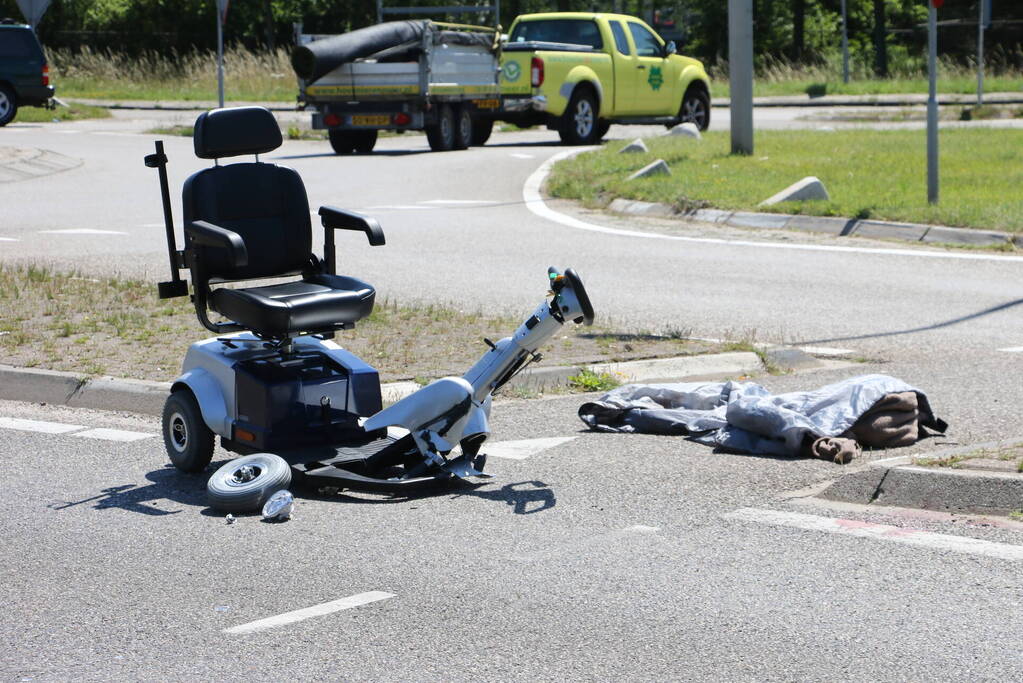 Overstekende scootmobiel aangereden door vrachtwagen
