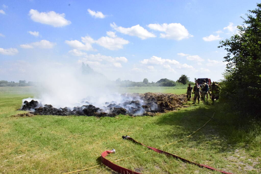 Hooi in weiland vliegt in brand