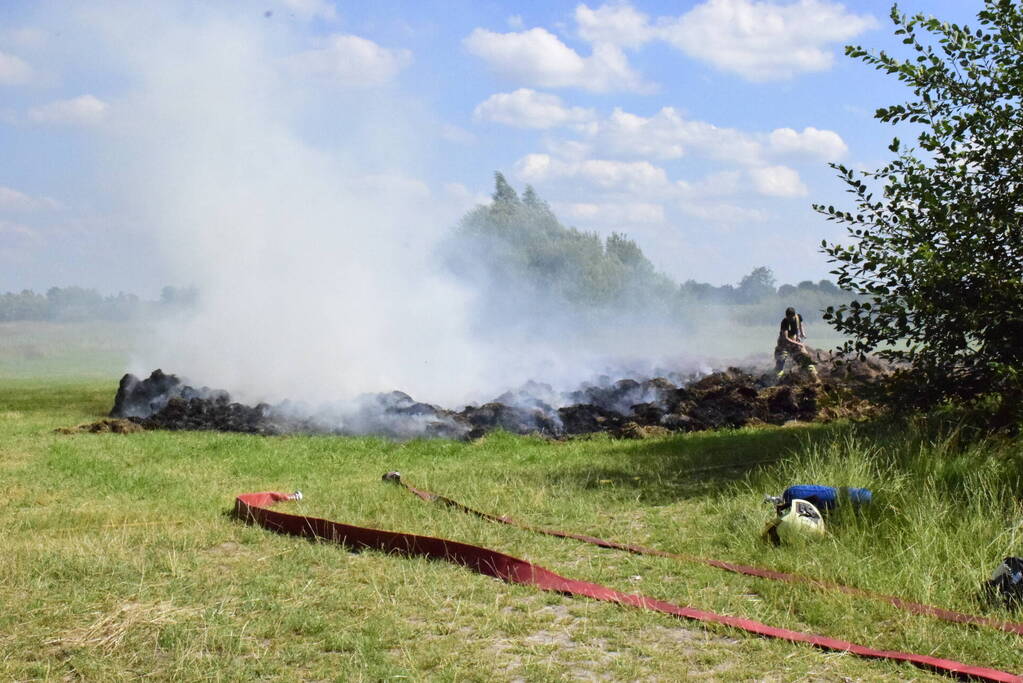 Hooi in weiland vliegt in brand