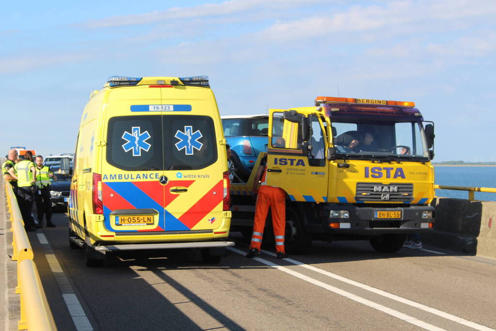Drie auto's betrokken bij botsing Zeelandbrug
