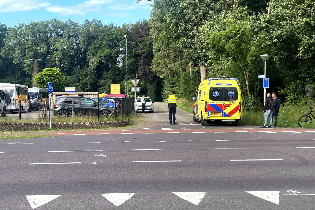 Brommerrijder gewond bij botsing met auto