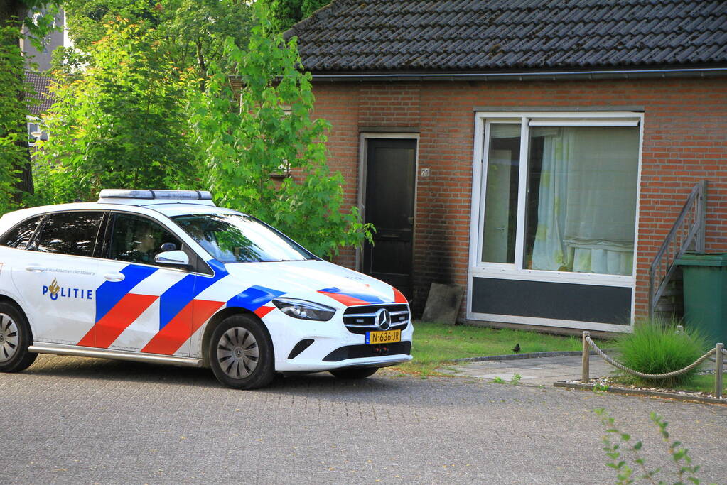 Voordeur van woning in brand