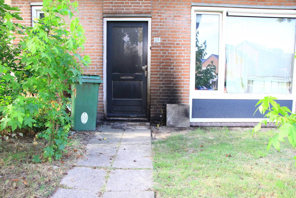 Voordeur van woning in brand