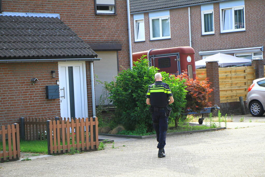 Voordeur van woning in brand