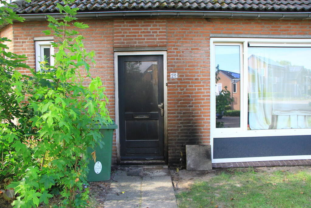 Voordeur van woning in brand