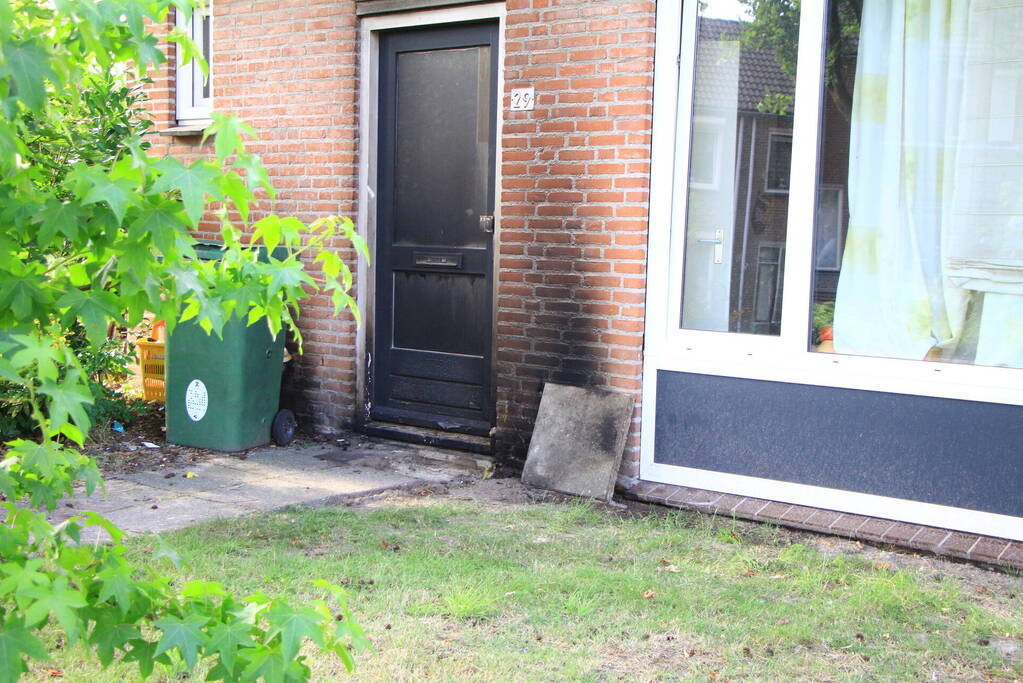 Voordeur van woning in brand