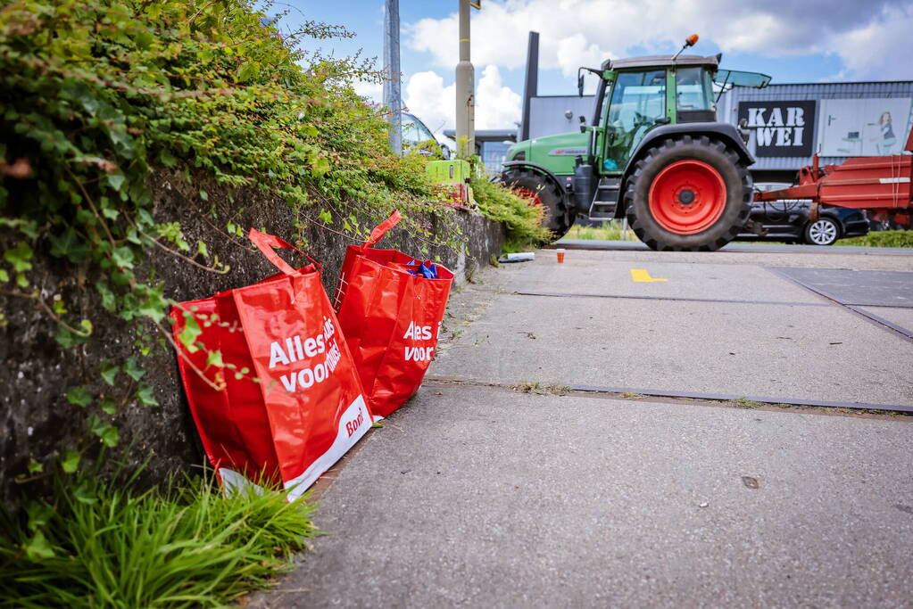 Nieuwe ploeg boeren blokkeren distributiecentrum Boni
