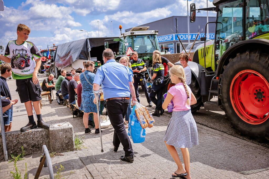 Nieuwe ploeg boeren blokkeren distributiecentrum Boni