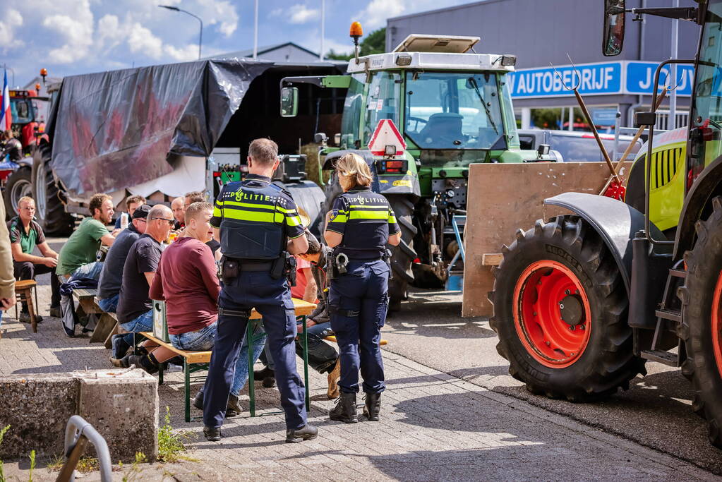 Nieuwe ploeg boeren blokkeren distributiecentrum Boni