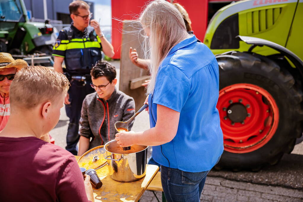 Nieuwe ploeg boeren blokkeren distributiecentrum Boni