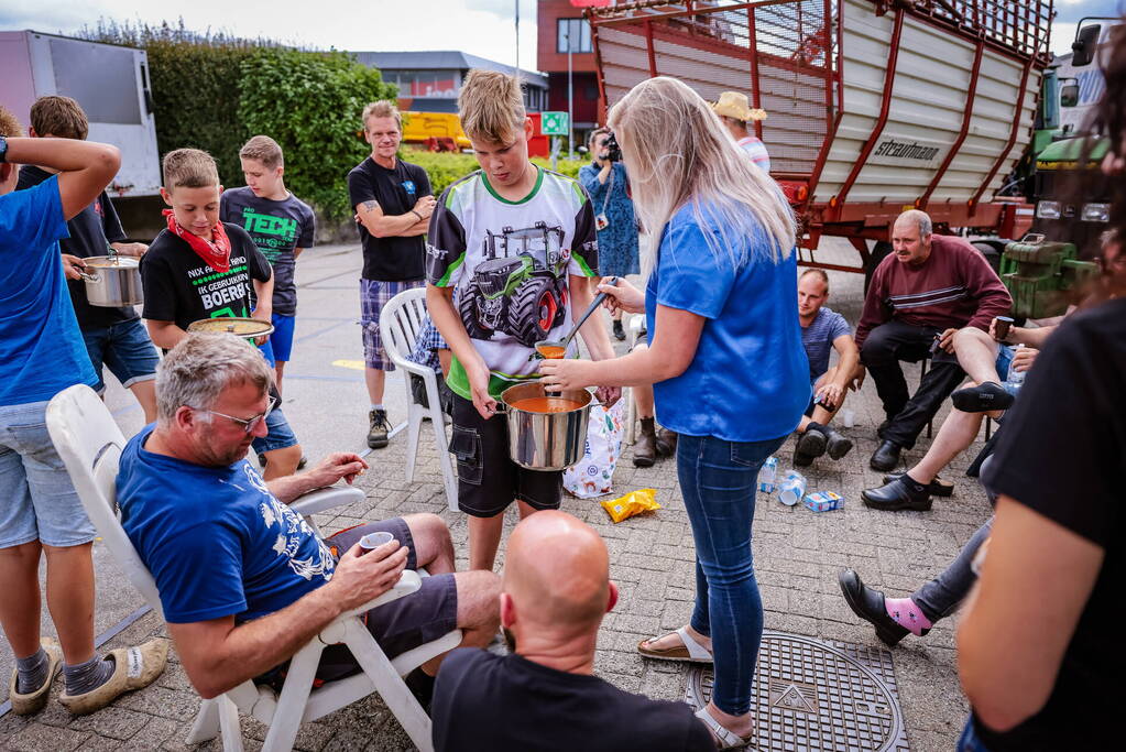Nieuwe ploeg boeren blokkeren distributiecentrum Boni