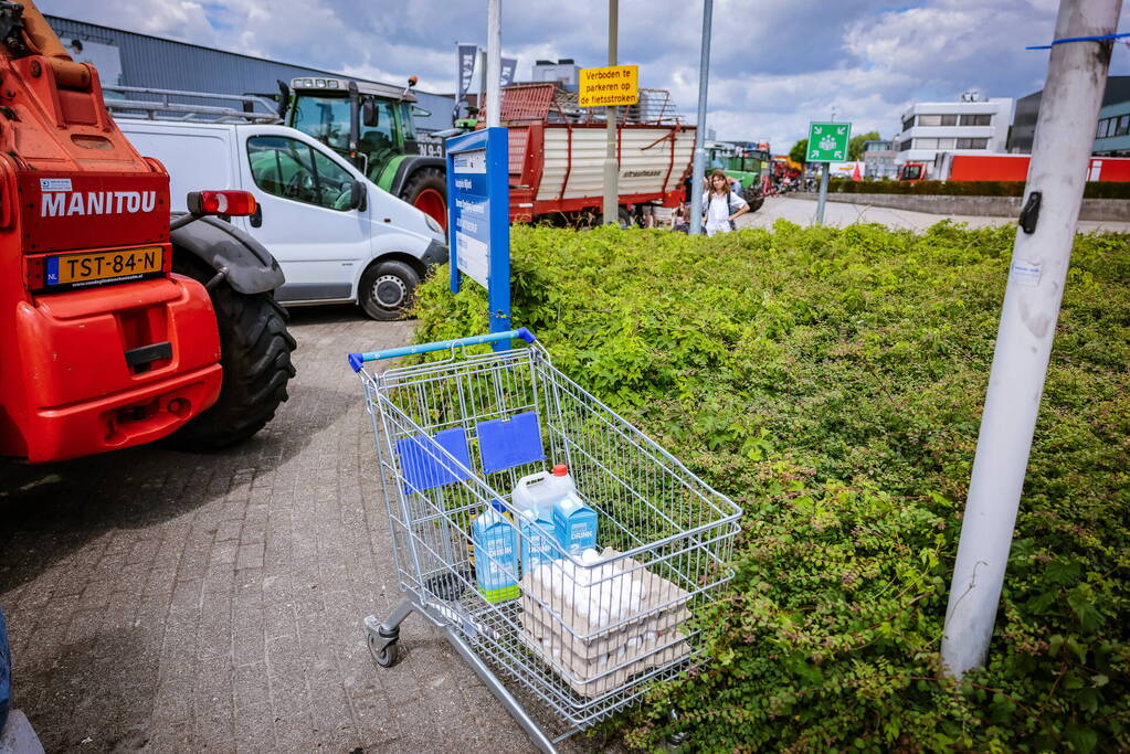 Nieuwe ploeg boeren blokkeren distributiecentrum Boni