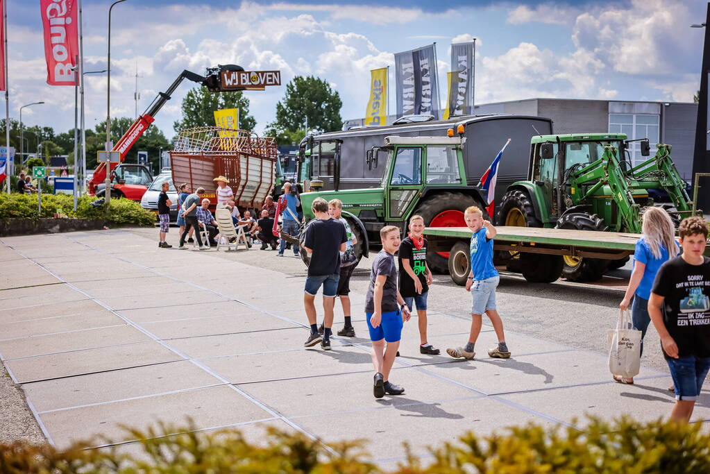 Nieuwe ploeg boeren blokkeren distributiecentrum Boni