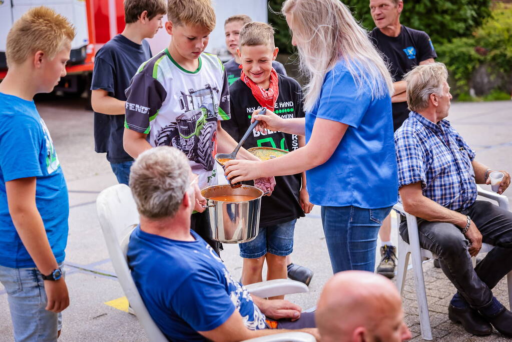 Nieuwe ploeg boeren blokkeren distributiecentrum Boni