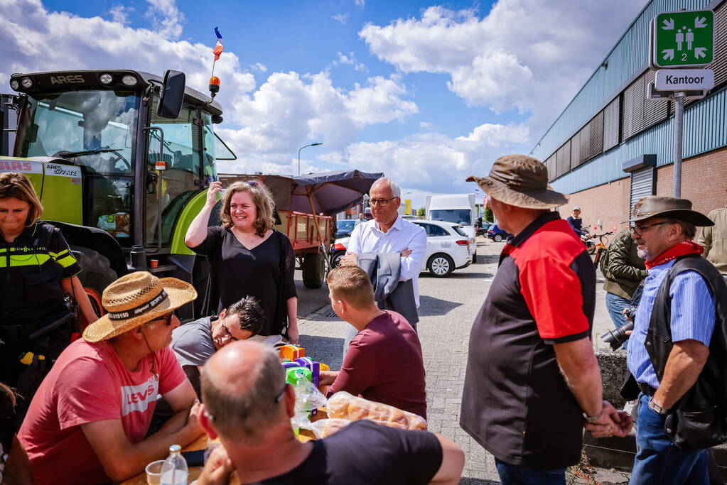 Nieuwe ploeg boeren blokkeren distributiecentrum Boni