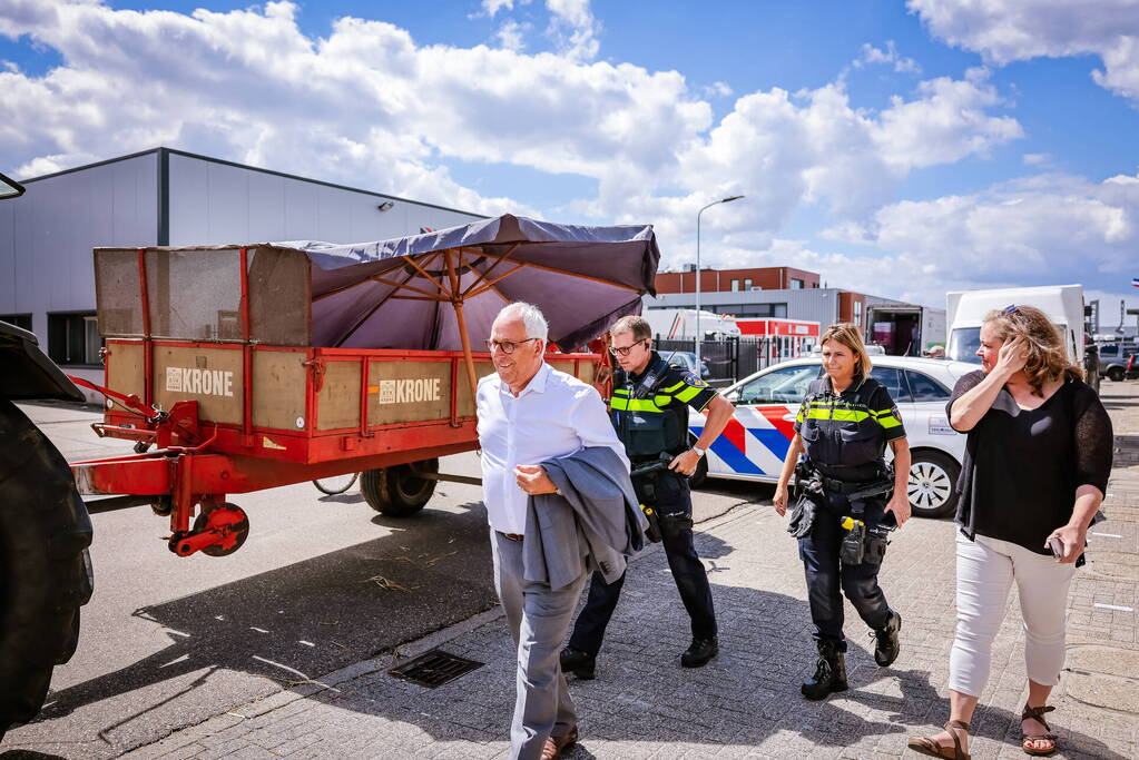 Nieuwe ploeg boeren blokkeren distributiecentrum Boni