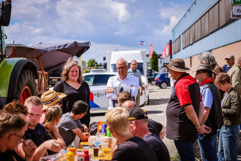 Nieuwe ploeg boeren blokkeren distributiecentrum Boni