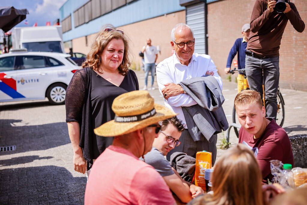Nieuwe ploeg boeren blokkeren distributiecentrum Boni
