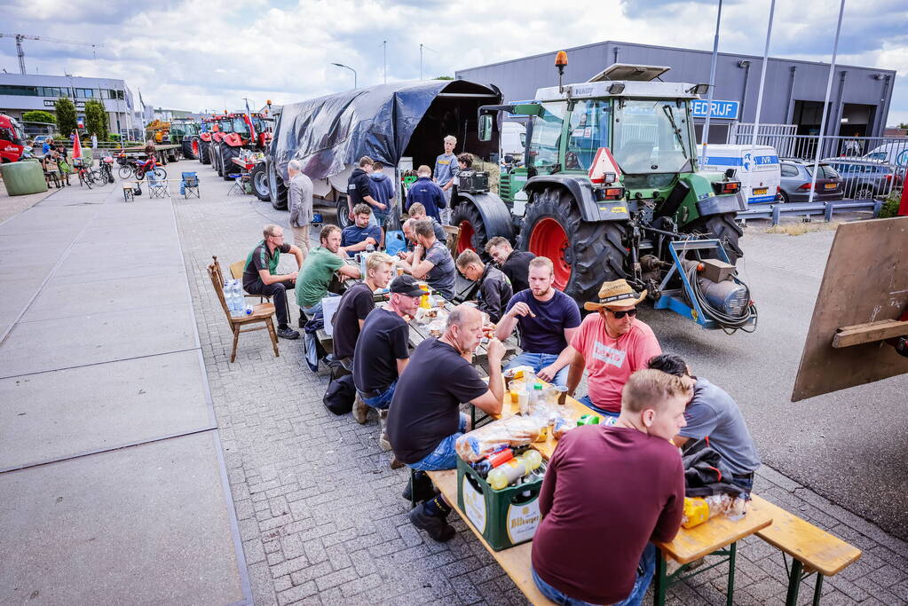 Nieuwe ploeg boeren blokkeren distributiecentrum Boni