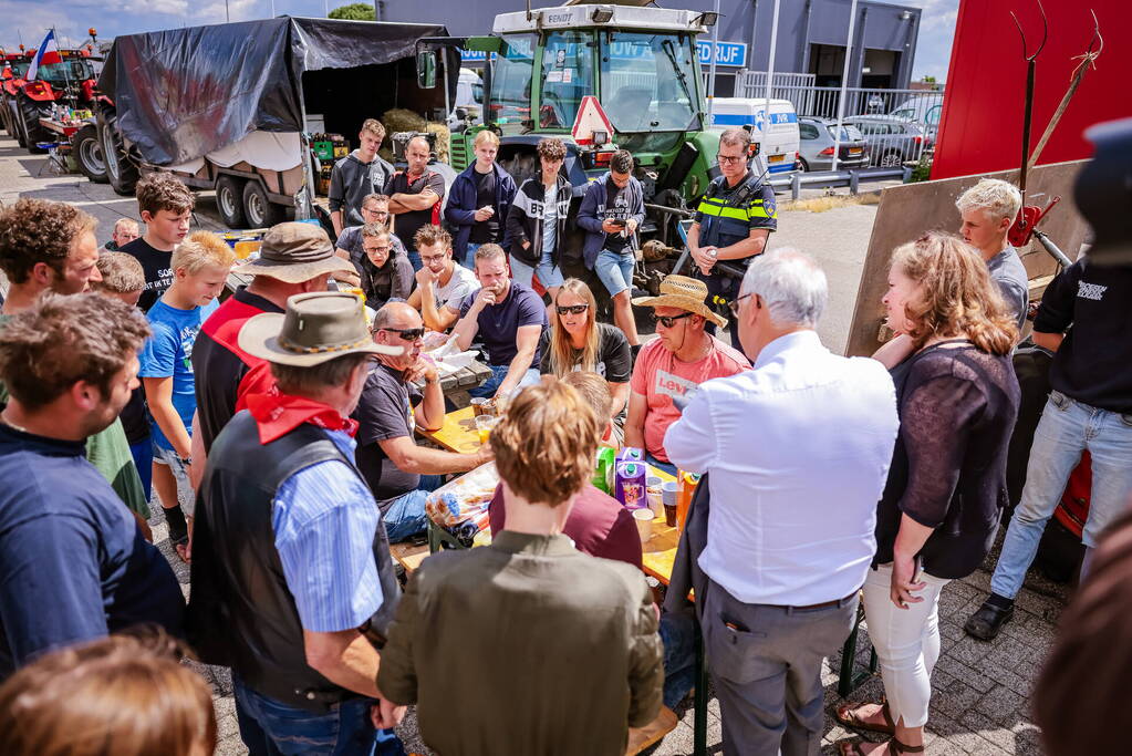 Nieuwe ploeg boeren blokkeren distributiecentrum Boni