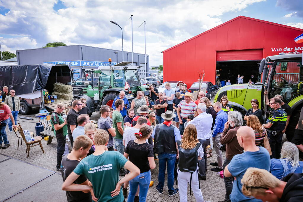 Nieuwe ploeg boeren blokkeren distributiecentrum Boni