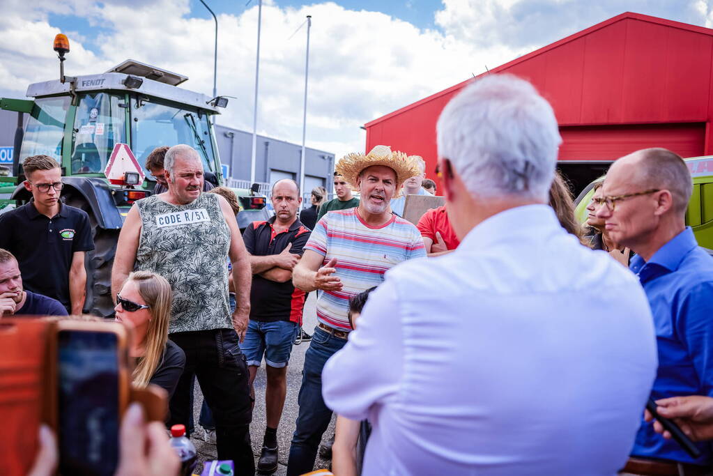 Nieuwe ploeg boeren blokkeren distributiecentrum Boni