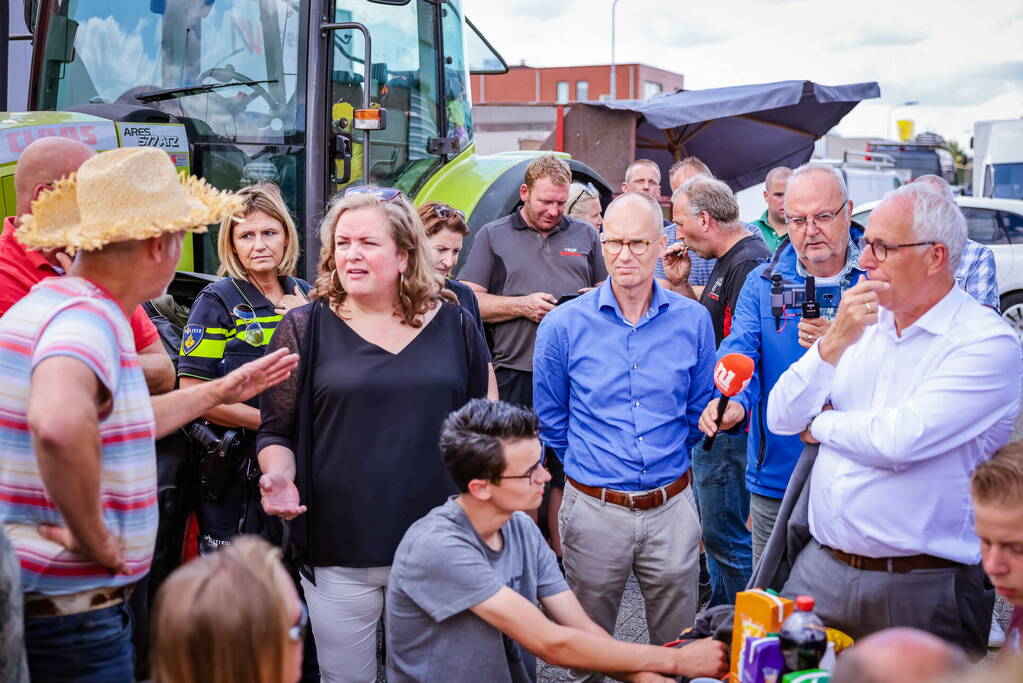 Nieuwe ploeg boeren blokkeren distributiecentrum Boni