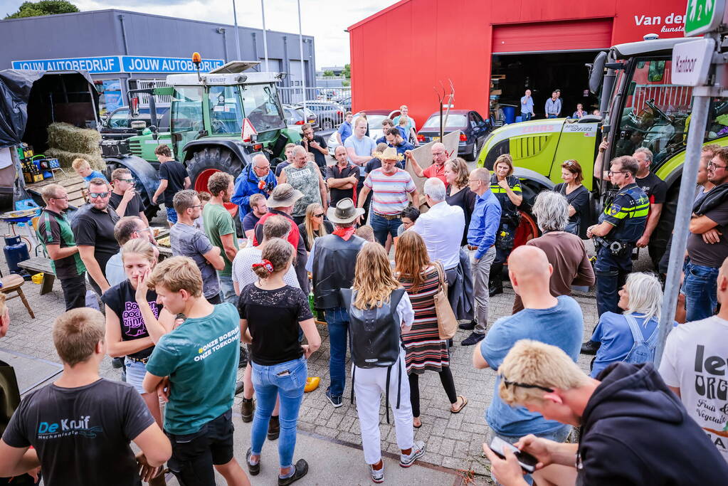Nieuwe ploeg boeren blokkeren distributiecentrum Boni