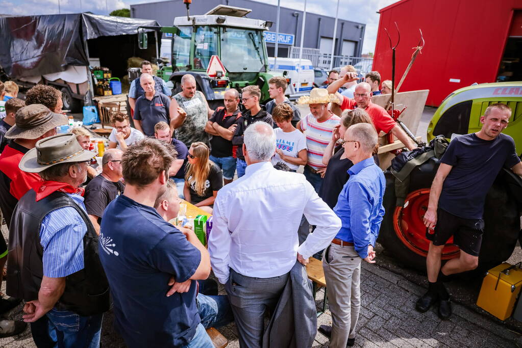 Nieuwe ploeg boeren blokkeren distributiecentrum Boni