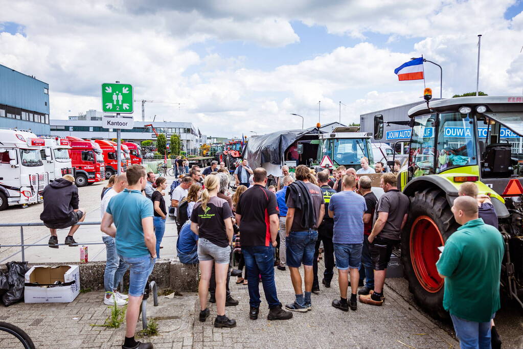 Nieuwe ploeg boeren blokkeren distributiecentrum Boni
