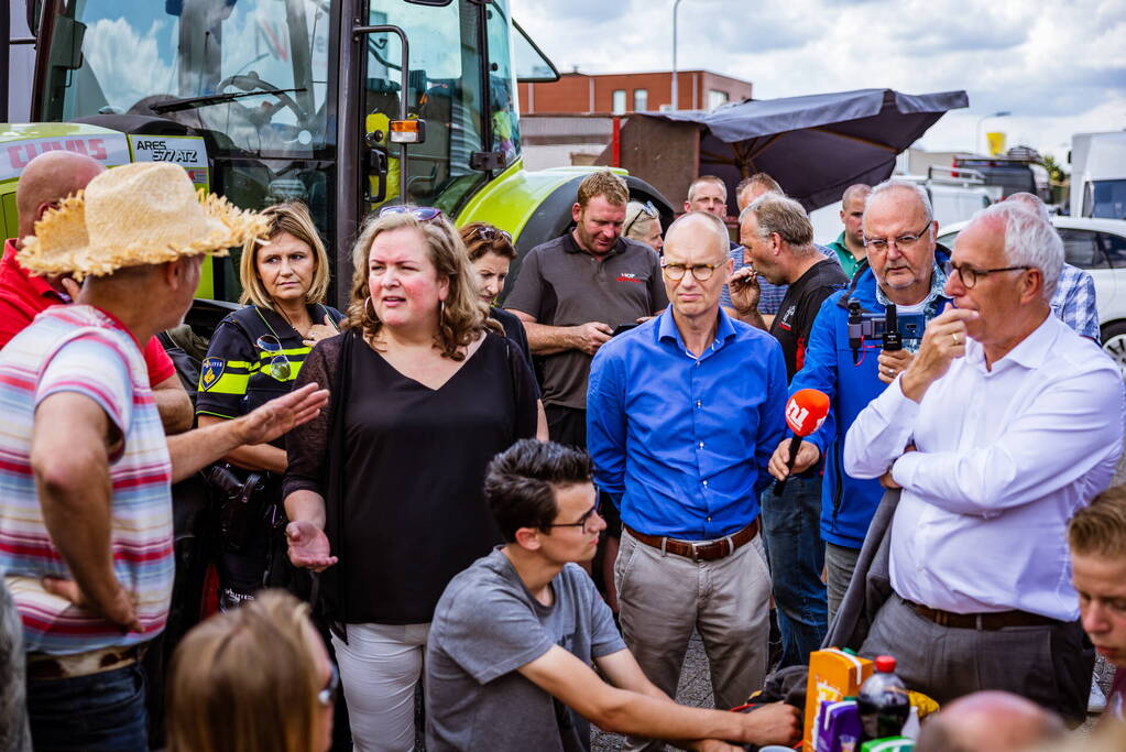 Nieuwe ploeg boeren blokkeren distributiecentrum Boni