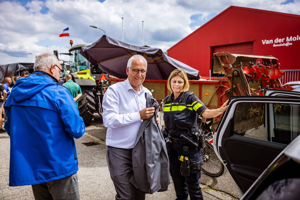 Nieuwe ploeg boeren blokkeren distributiecentrum Boni