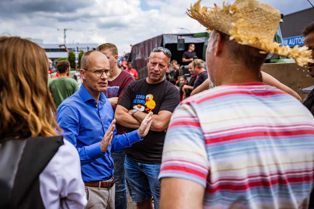 Nieuwe ploeg boeren blokkeren distributiecentrum Boni