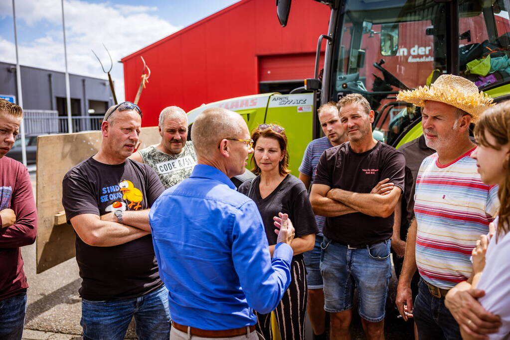 Nieuwe ploeg boeren blokkeren distributiecentrum Boni
