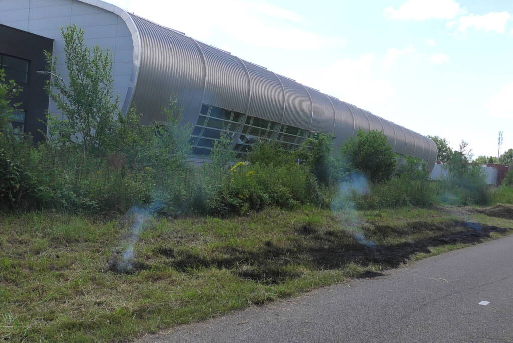 Brand in berm snel geblust