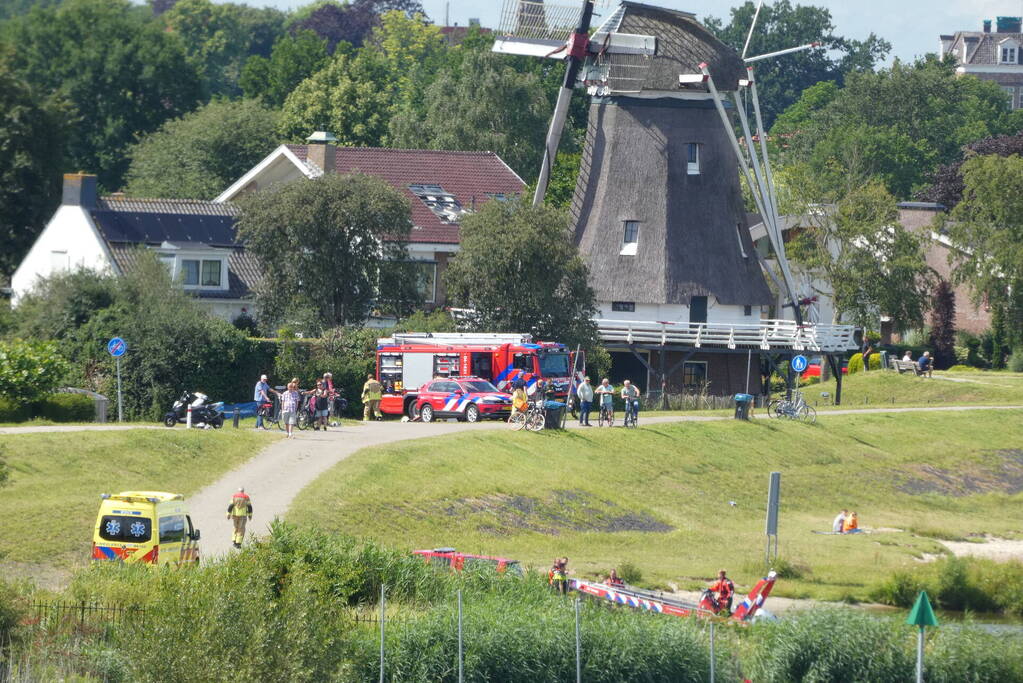 Persoon met spoed naar ziekenhuis gebracht na val in water