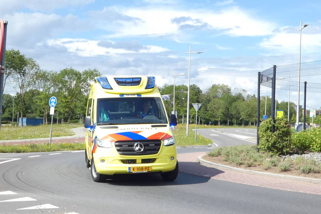 Persoon met spoed naar ziekenhuis gebracht na val in water